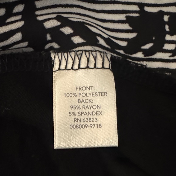 CJ Banks Black and White Floral Tunic - Picture 5 of 5